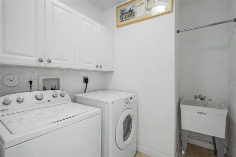 Villa ou maison à vendre à Cutler Bay, Floride: 5 chambres, 366.5 m2 № 2254116 - photo 27