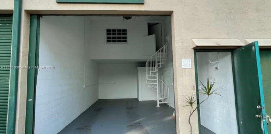 Propiedad comercial en Pompano Beach, Florida № 1893268