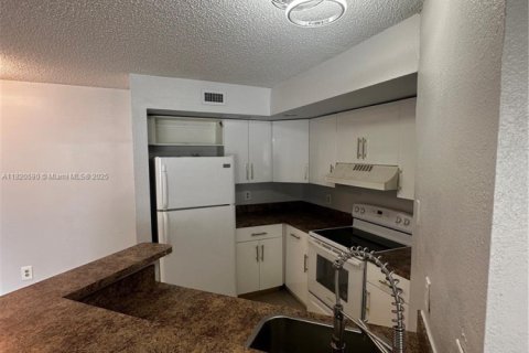 Condo in Sunrise, Florida, 1 bedroom  № 1779191 - photo 10