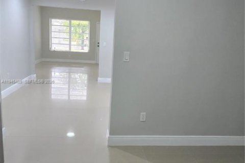 Casa en venta en Miami, Florida, 3 dormitorios, 133.5 m2 № 2001859 - foto 6