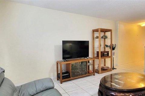 Adosado en venta en Brandon, Florida, 2 dormitorios, 138.42 m2 № 1624602 - foto 5