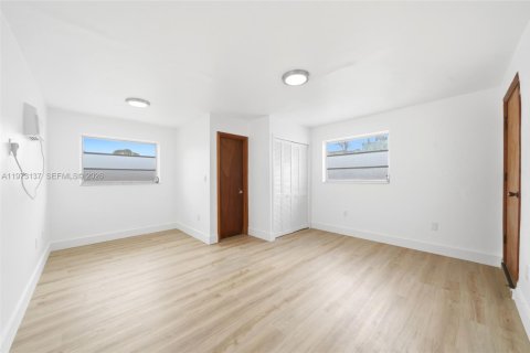 House in Miami, Florida 4 bedrooms, 164.34 sq.m. № 2033506 - photo 25