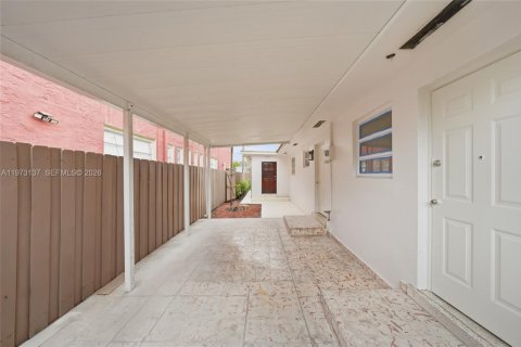 House in Miami, Florida 4 bedrooms, 164.34 sq.m. № 2033506 - photo 29