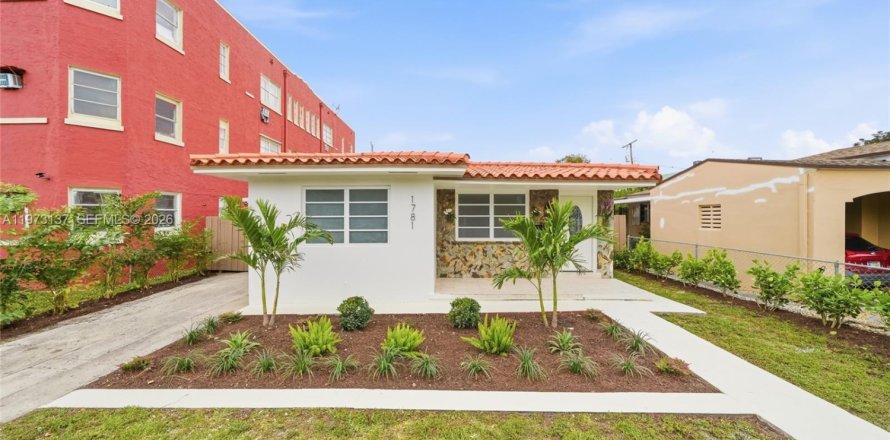 House in Miami, Florida 4 bedrooms, 164.34 sq.m. № 2033506