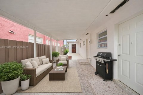 House in Miami, Florida 4 bedrooms, 164.34 sq.m. № 2033506 - photo 9