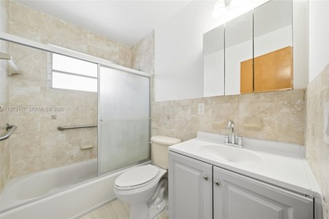 House in Miami, Florida 4 bedrooms, 164.34 sq.m. № 2033506 - photo 18