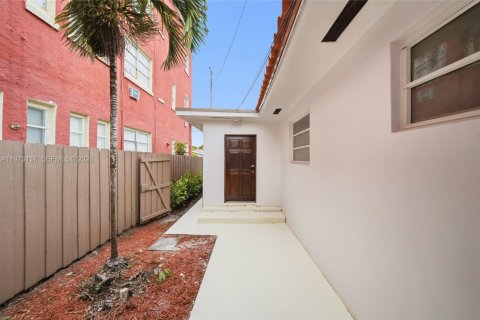 House in Miami, Florida 4 bedrooms, 164.34 sq.m. № 2033506 - photo 30