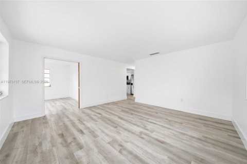 House in Miami, Florida 4 bedrooms, 164.34 sq.m. № 2033506 - photo 10