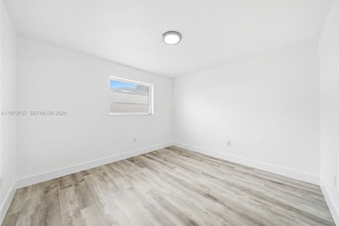 House in Miami, Florida 4 bedrooms, 164.34 sq.m. № 2033506 - photo 16