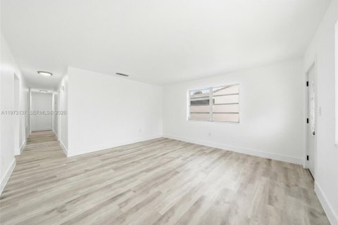 House in Miami, Florida 4 bedrooms, 164.34 sq.m. № 2033506 - photo 11