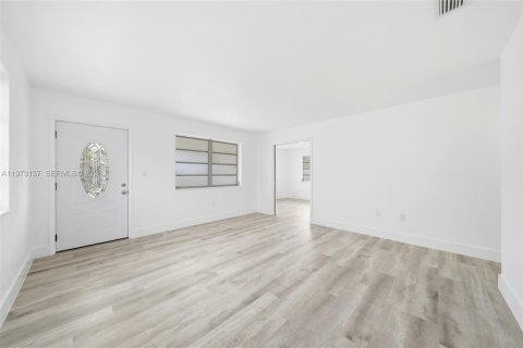 House in Miami, Florida 4 bedrooms, 164.34 sq.m. № 2033506 - photo 12