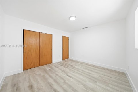 House in Miami, Florida 4 bedrooms, 164.34 sq.m. № 2033506 - photo 23