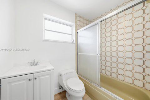 House in Miami, Florida 4 bedrooms, 164.34 sq.m. № 2033506 - photo 27