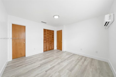 House in Miami, Florida 4 bedrooms, 164.34 sq.m. № 2033506 - photo 20