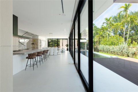 House in Miami Shores, Florida 5 bedrooms, 393.63 sq.m. № 2076339 - photo 5