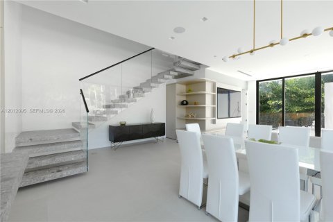 House in Miami Shores, Florida 5 bedrooms, 393.63 sq.m. № 2076339 - photo 7