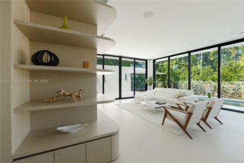 House in Miami Shores, Florida 5 bedrooms, 393.63 sq.m. № 2076339 - photo 9