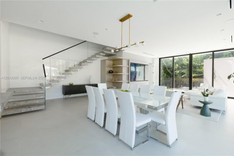 House in Miami Shores, Florida 5 bedrooms, 393.63 sq.m. № 2076339 - photo 8