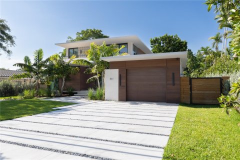 House in Miami Shores, Florida 5 bedrooms, 393.63 sq.m. № 2076339
