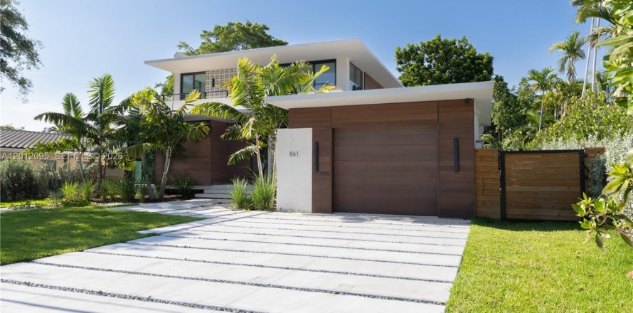 House in Miami Shores, Florida 5 bedrooms, 393.63 sq.m. № 2076339