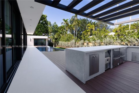 House in Miami Shores, Florida 5 bedrooms, 393.63 sq.m. № 2076339 - photo 20