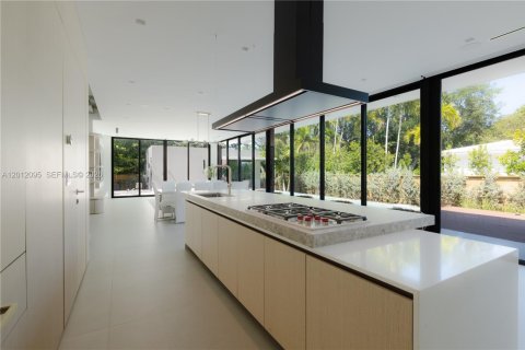 House in Miami Shores, Florida 5 bedrooms, 393.63 sq.m. № 2076339 - photo 24