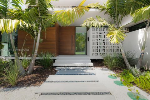 House in Miami Shores, Florida 5 bedrooms, 393.63 sq.m. № 2076339 - photo 2