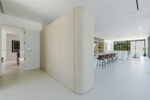 House in Miami Shores, Florida 5 bedrooms, 393.63 sq.m. № 2076339 - photo 3