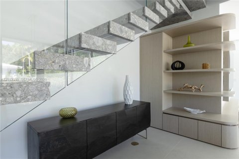 House in Miami Shores, Florida 5 bedrooms, 393.63 sq.m. № 2076339 - photo 11
