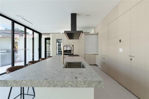 House in Miami Shores, Florida 5 bedrooms, 393.63 sq.m. № 2076339 - photo 6