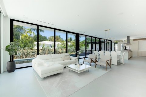 House in Miami Shores, Florida 5 bedrooms, 393.63 sq.m. № 2076339 - photo 10