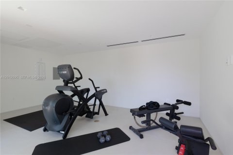 House in Miami Shores, Florida 5 bedrooms, 393.63 sq.m. № 2076339 - photo 22