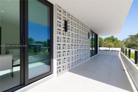 House in Miami Shores, Florida 5 bedrooms, 393.63 sq.m. № 2076339 - photo 23