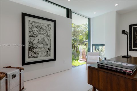 House in Miami Shores, Florida 5 bedrooms, 393.63 sq.m. № 2076339 - photo 13