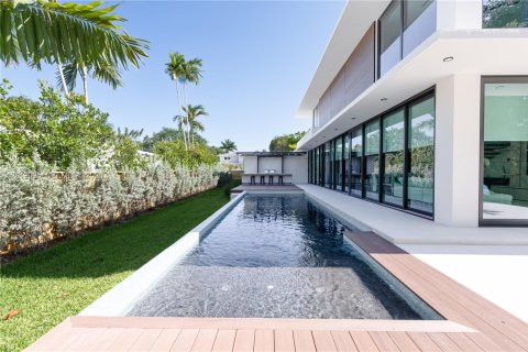 House in Miami Shores, Florida 5 bedrooms, 393.63 sq.m. № 2076339 - photo 25