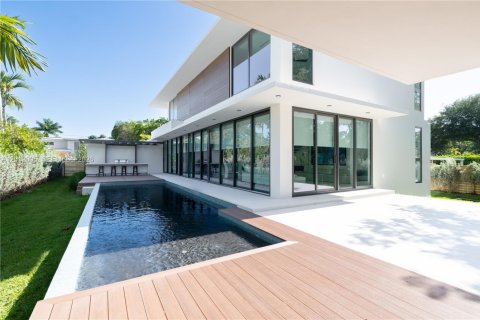 House in Miami Shores, Florida 5 bedrooms, 393.63 sq.m. № 2076339 - photo 21