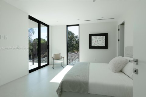 House in Miami Shores, Florida 5 bedrooms, 393.63 sq.m. № 2076339 - photo 19