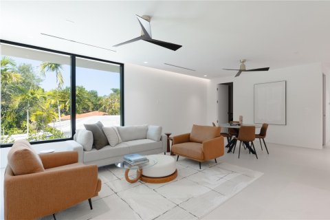 House in Miami Shores, Florida 5 bedrooms, 393.63 sq.m. № 2076339 - photo 18