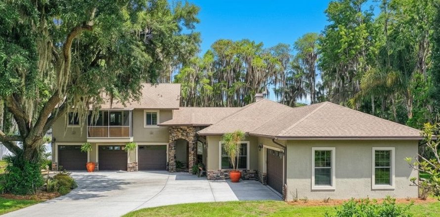 House in Groveland, Florida 3 bedrooms, 233.37 sq.m. № 2142099