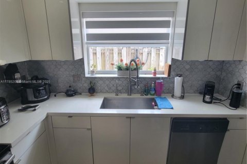 Casa en venta en Homestead, Florida, 3 dormitorios, 156.08 m2 № 1937182 - foto 19