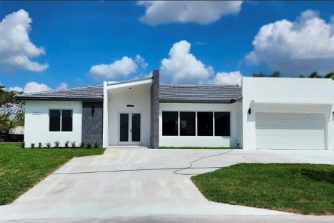 Снять в аренду виллу или дом в Хомстед, Флорида 4 спальни, 334.45м2, № 1991664 - фото 1