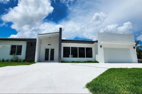 Снять в аренду виллу или дом в Хомстед, Флорида 4 спальни, 334.45м2, № 1991664 - фото 2