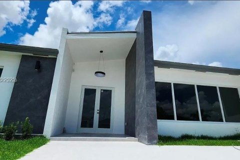 Снять в аренду виллу или дом в Хомстед, Флорида 4 спальни, 334.45м2, № 1991664 - фото 3
