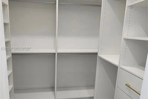 Снять в аренду виллу или дом в Хомстед, Флорида 4 спальни, 334.45м2, № 1991664 - фото 15