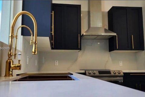 Снять в аренду виллу или дом в Хомстед, Флорида 4 спальни, 334.45м2, № 1991664 - фото 8