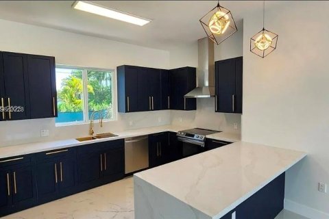 Снять в аренду виллу или дом в Хомстед, Флорида 4 спальни, 334.45м2, № 1991664 - фото 5