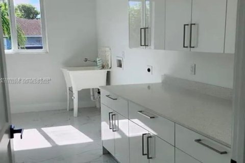 Снять в аренду виллу или дом в Хомстед, Флорида 4 спальни, 334.45м2, № 1991664 - фото 16