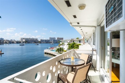 Condominio en venta en Hallandale Beach, Florida, 1 dormitorio, 65.03 m2 № 1947115 - foto 1