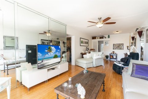 Condominio en venta en Hallandale Beach, Florida, 1 dormitorio, 65.03 m2 № 1947115 - foto 8