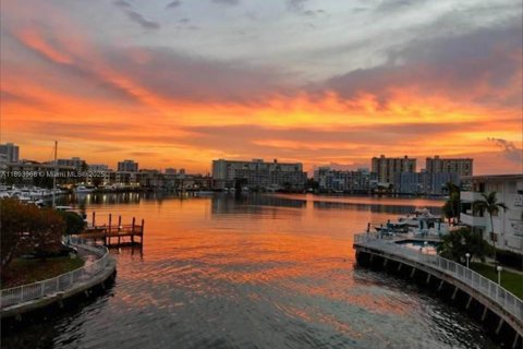 Condominio en venta en Hallandale Beach, Florida, 1 dormitorio, 65.03 m2 № 1947115 - foto 24